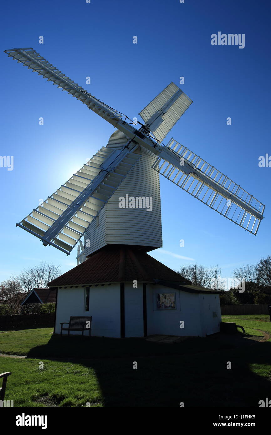 Il mulino a vento a Thorpeness,Suffolk,utilizzati per pompare acqua per la torre dell'acqua,nella luce del sole con il sole alle spalle e cielo blu Foto Stock