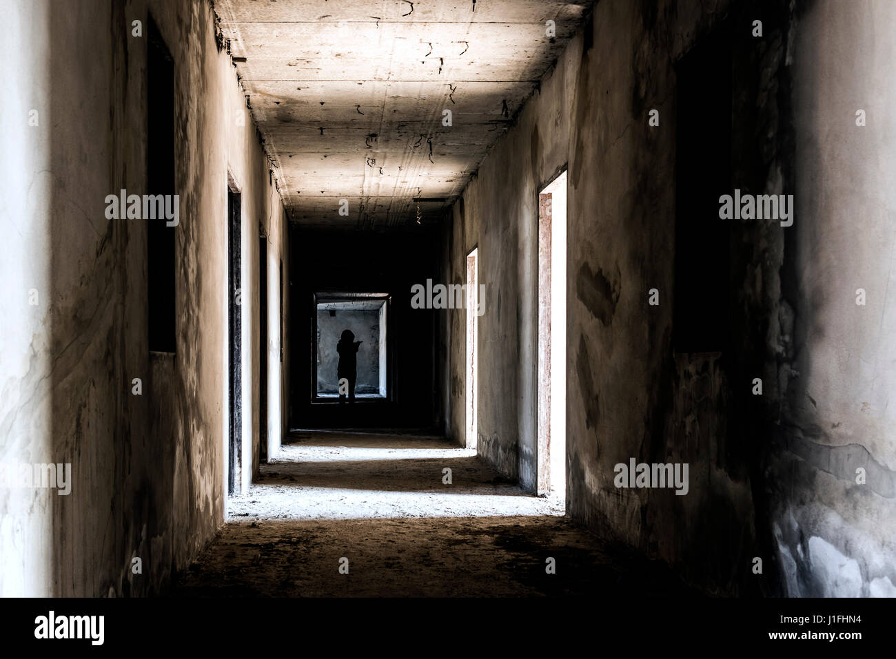 Edificio abbandonato ghost living place con scary donna dentro il buio horror e halloween concetto di sfondo Foto Stock