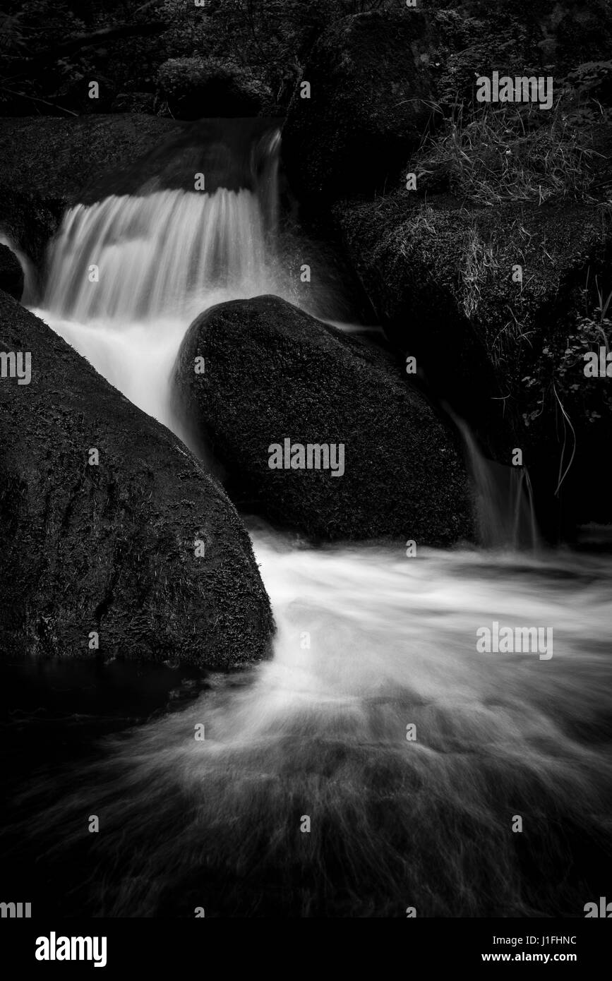 Dettaglio di acqua che scorre sulle rocce al torrente Wyming riserva naturale, Sheffield, Inghilterra. Foto Stock