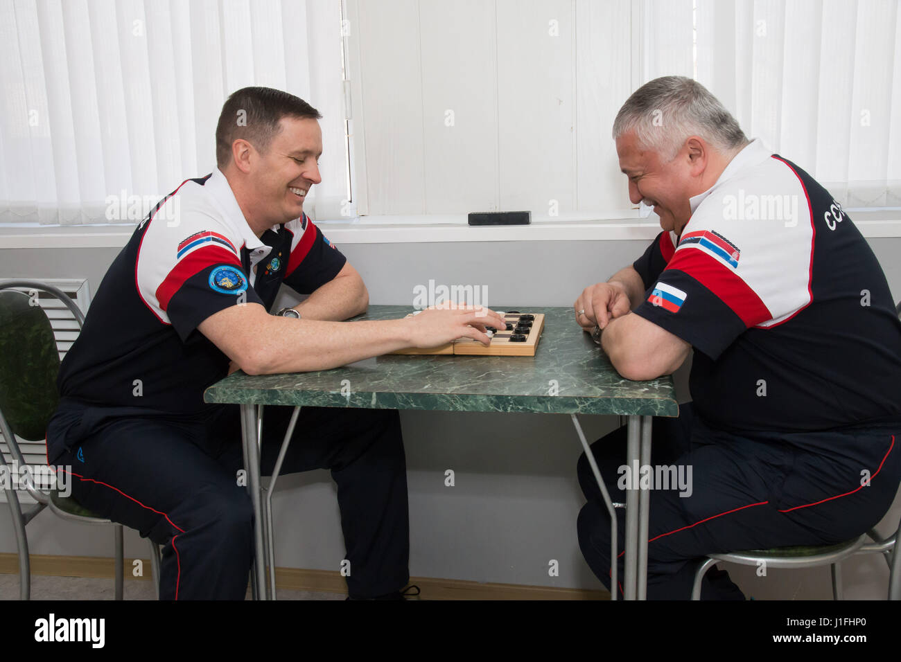 La NASA Stazione Spaziale Internazionale Expedition 51 Soyuz MS-04 missione il primo equipaggio astronauta americano Jack Fischer (sinistra) e il cosmonauta russo Fyodor Yurchikhin di Roscosmos giocare un gioco della dama durante la fase di pre-lancio di attività presso il cosmonauta Hotel Aprile 13, 2017 di Baikonur in Kazakhstan. (Foto di Victor Zelentsov /NASA via Planetpix) Foto Stock