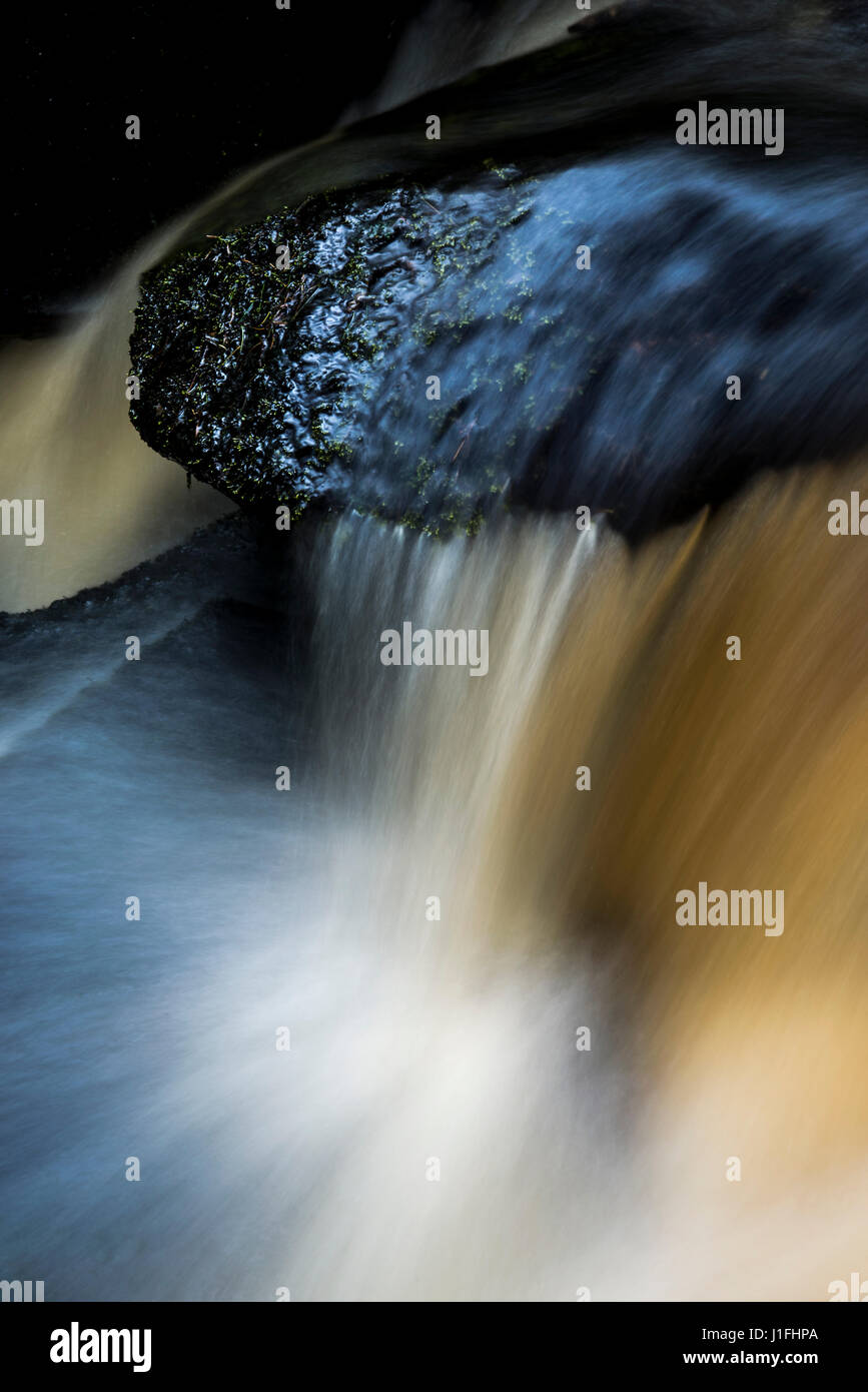 Dettaglio di acqua che scorre sulle rocce al torrente Wyming riserva naturale, Sheffield, Inghilterra. Foto Stock