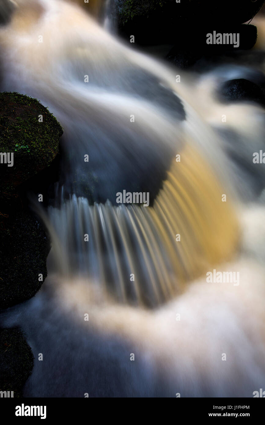 Dettaglio di acqua che scorre sulle rocce al torrente Wyming riserva naturale, Sheffield, Inghilterra. Foto Stock