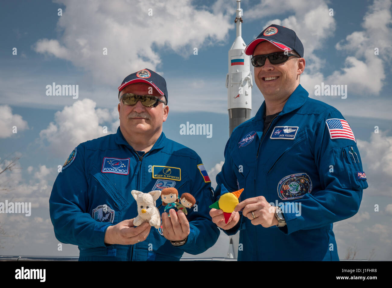 La NASA Stazione Spaziale Internazionale Expedition 51 Soyuz MS-04 missione il primo equipaggio cosmonauta russo Fyodor Yurchikhin di Roscosmos (sinistra) e astronauta americano Jack Fischer hold up articoli commemorativi che saranno utilizzati come indicatori di mascotte sopra le loro teste durante il lancio e la salita al cosmonauta Hotel Aprile 13, 2017 di Baikonur in Kazakhstan. Yurchikhin è in possesso di giocattoli dai suoi figli e Fischer detiene un emblema del MD Anderson Cancer Center dove sua figlia è stata trattata. (Foto di Victor Zelentsov /NASA via Planetpix) Foto Stock
