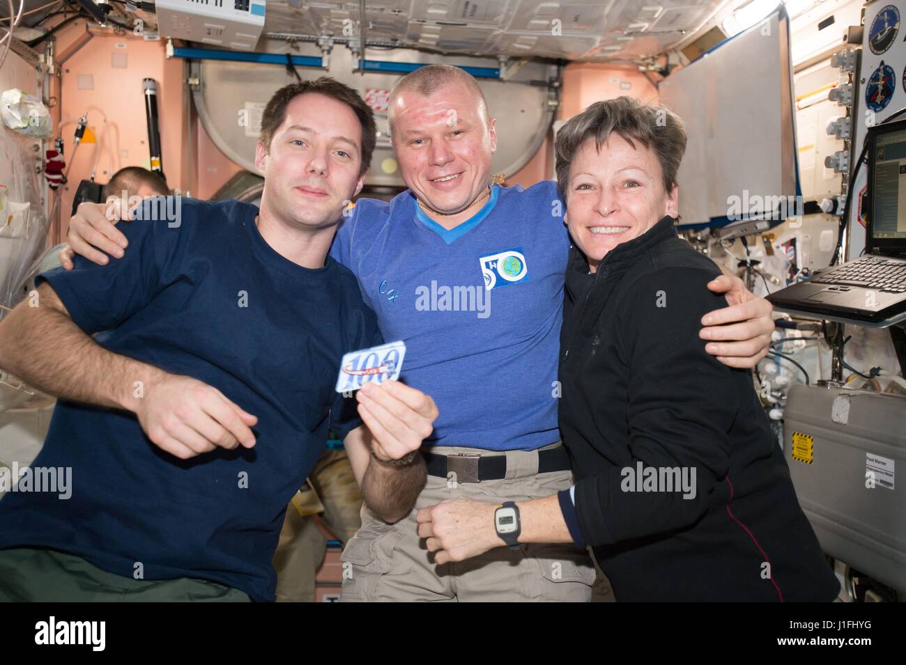 La NASA Expedition 50 primo equipaggio (L-R) astronauta francese Thomas Pesquet dell'Agenzia spaziale europea, cosmonauta russo Oleg Novitskiy di Roscosmos e astronauta americano Peggy Whitson festeggiano cento giorni nello spazio a bordo della Stazione Spaziale Internazionale con un volo tradizionale patch Febbraio 25, 2017 in orbita intorno alla terra. (Foto di Foto NASA /NASA via Planetpix) Foto Stock