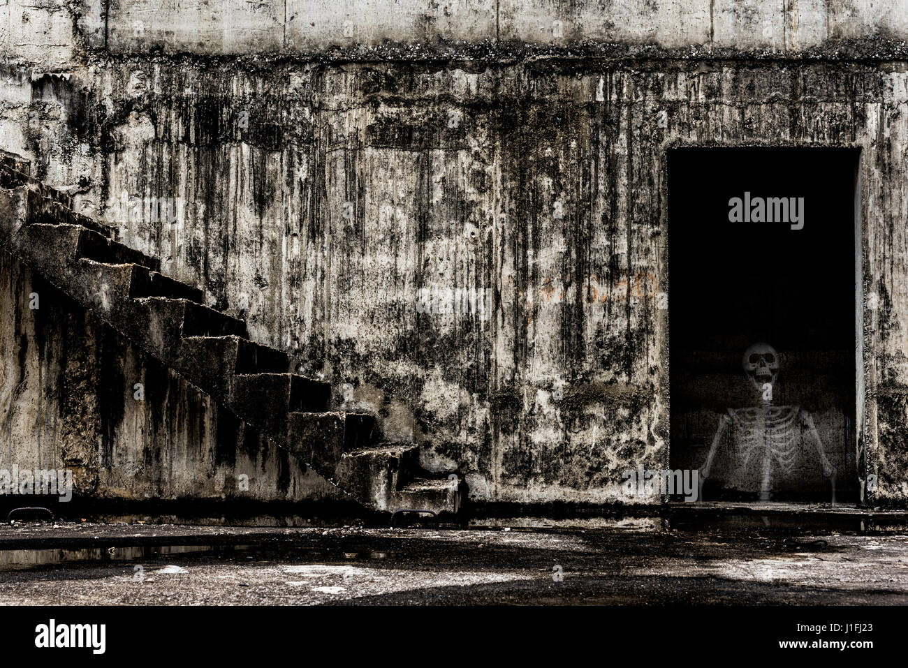 Edificio abbandonato ghost living place, scheletro umano all'interno di edificio abbandonato, tenebre horror e halloween concetto di sfondo Foto Stock