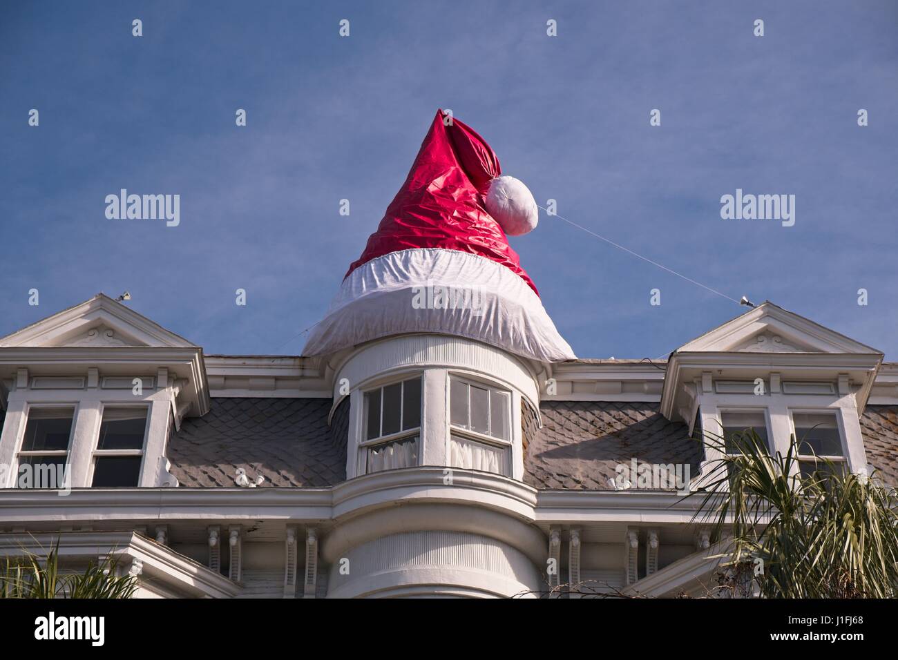 Un cappello gigante Santa in cima al tetto di una casa storica decorato per  il Natale sulla strada incontro a Charleston, Sc Foto stock - Alamy
