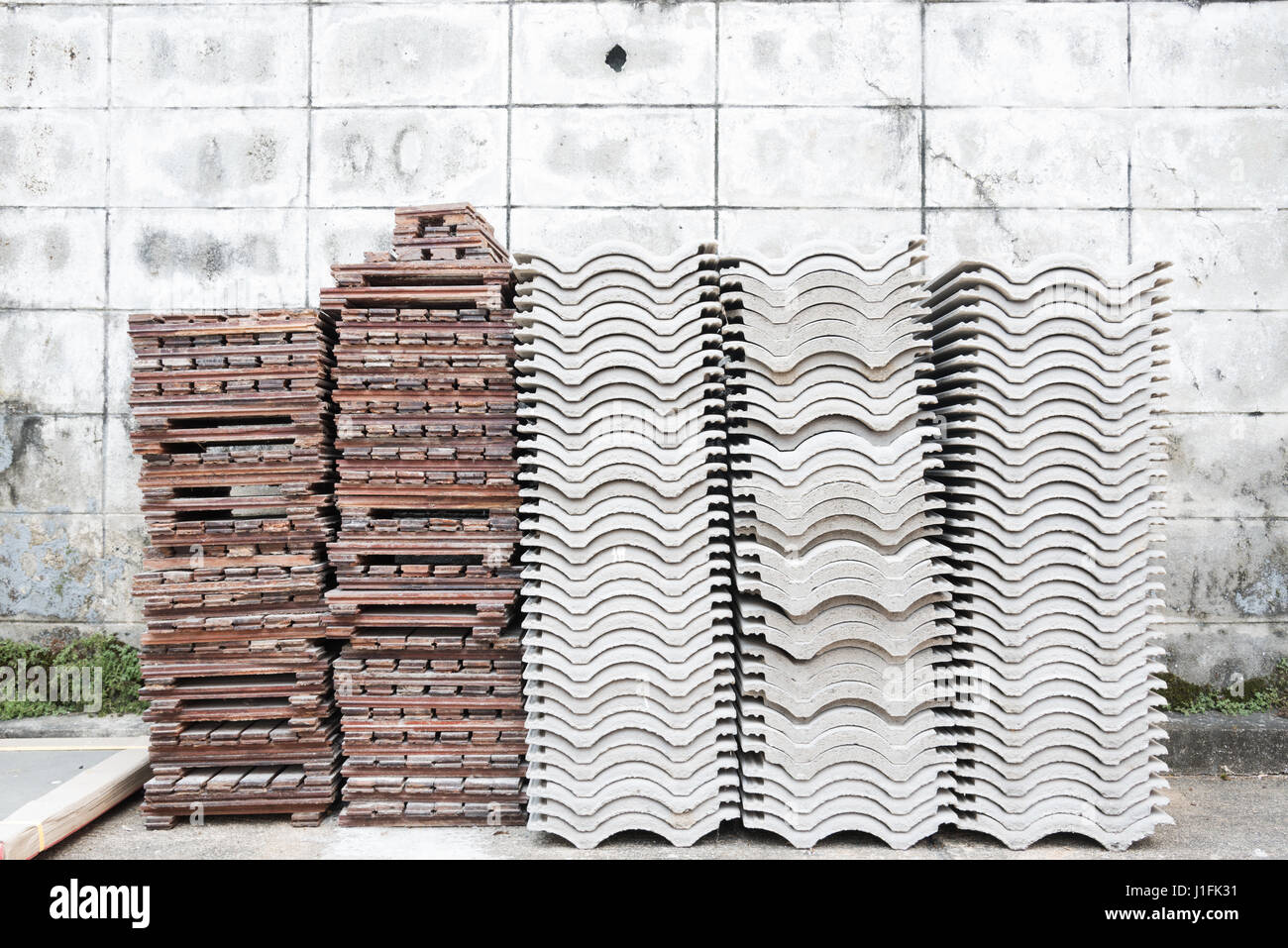 Tegola di Tetto e parquet piastrella sul muro di cemento con lo spazio di copia Foto Stock