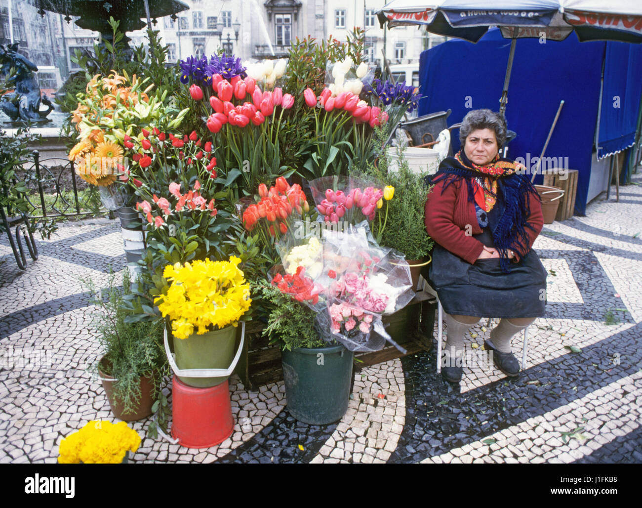Il fiore lady, vendono fiori nella principale piazza del centro di Lisbona, Portgugal Foto Stock