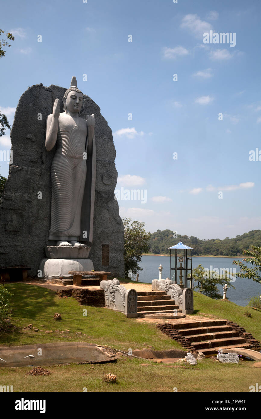 Avukana buddha replica wewa giritale giritale Nord provincia centrale dello Sri lanka Foto Stock