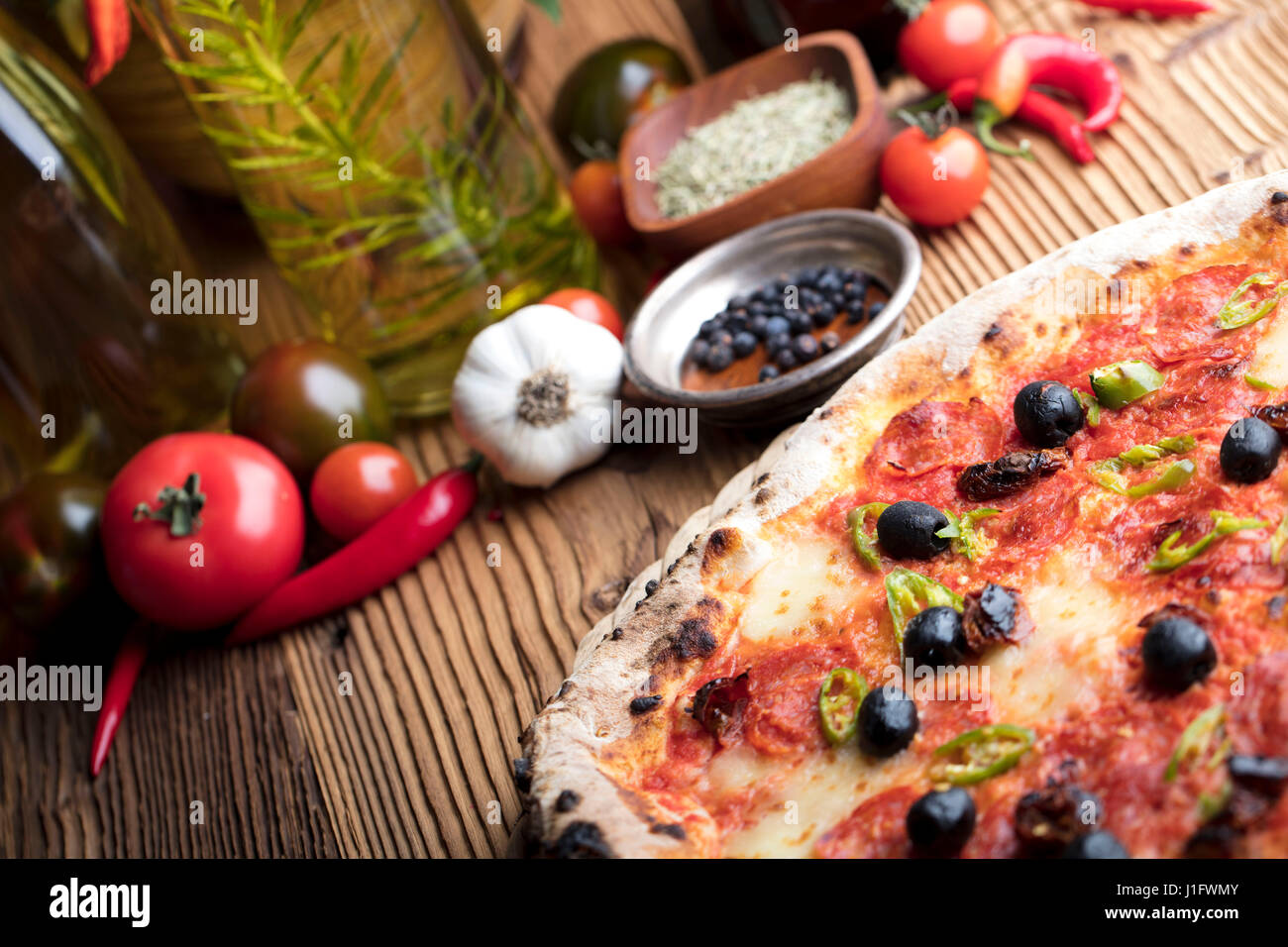 Il cibo italiano concetto, rosmarino olio d'oliva, cibo sano Foto Stock