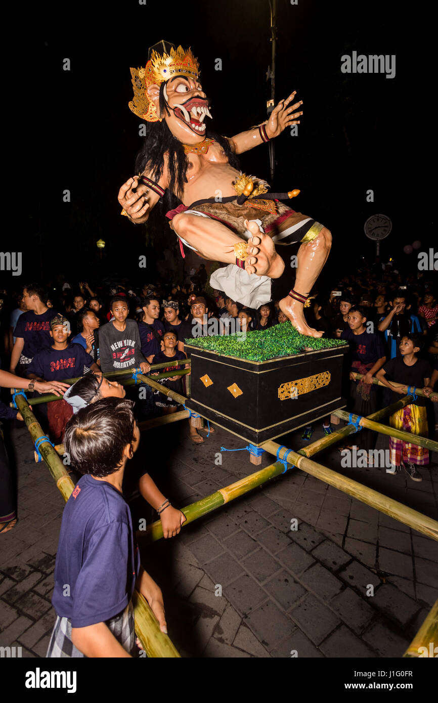Il tempo del partito in stile Balinese Veglione di Capodanno con il Pawai Ogoh-Ogoh festival o sfilata di Ngrupuk a Denpasar City la notte prima del Nyepi Foto Stock