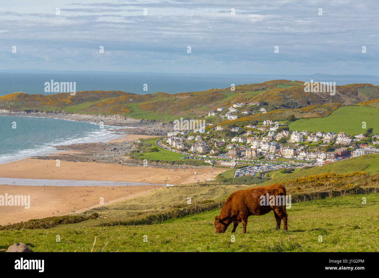 Woolacombe, North Devon, Regno Unito, una vista una scogliera che si affaccia sulla pittoresca città di vacanze con un due miglia di spiaggia di sabbia ideale per i surfisti. Foto Stock