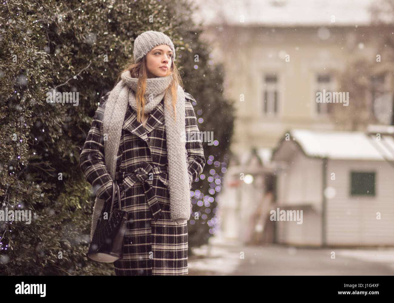 Una giovane donna adulta Passeggiate inverno Neve nevicava. ricoprire, cappello, sciarpa Foto Stock