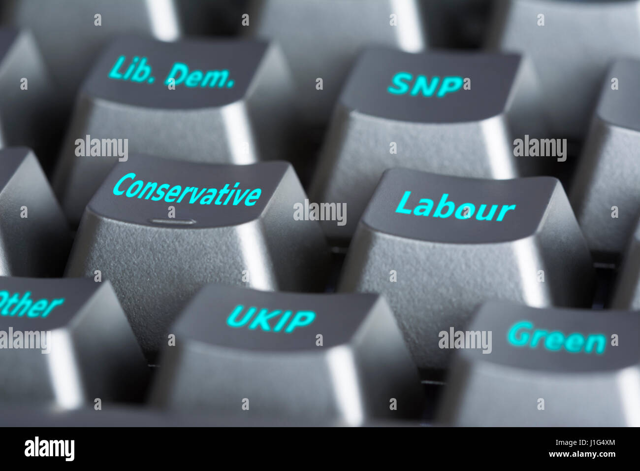 2017 elezioni generali britanniche. Tastiera per computer con i relativi pulsanti per la colata di un voto di un partito politico in una campagna elettorale nel Regno Unito. Foto Stock