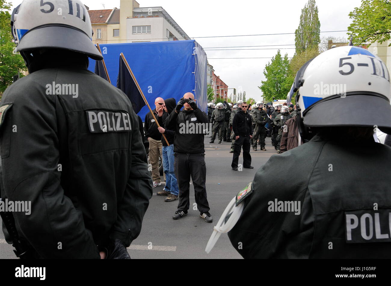 Neo nazisti marzo in Berlin-Prenzlauerberg per celebrare il giorno di maggio Foto Stock