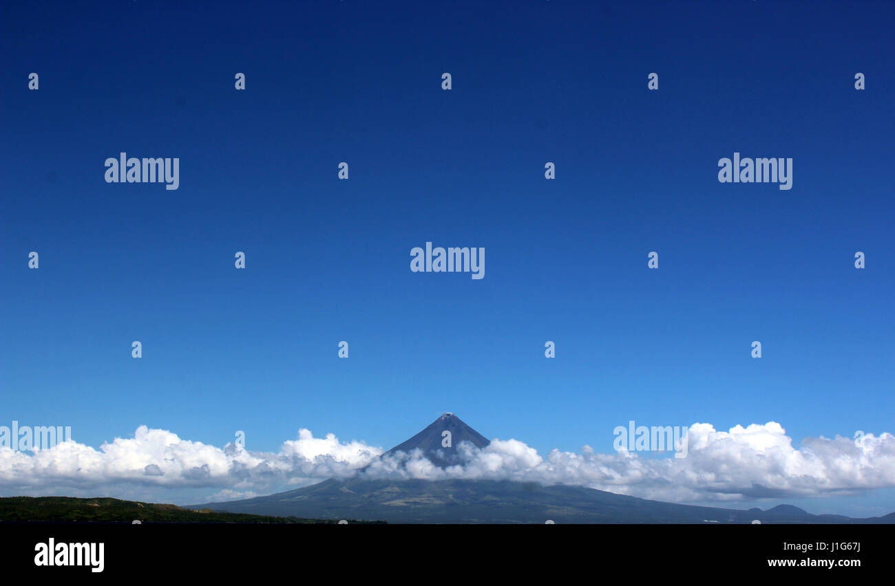 La maestosa bellezza del monte Mayon Foto Stock