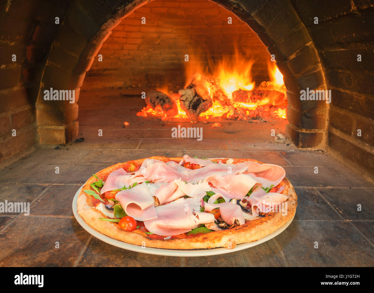 Pizza fatta in un forno. Foto Stock