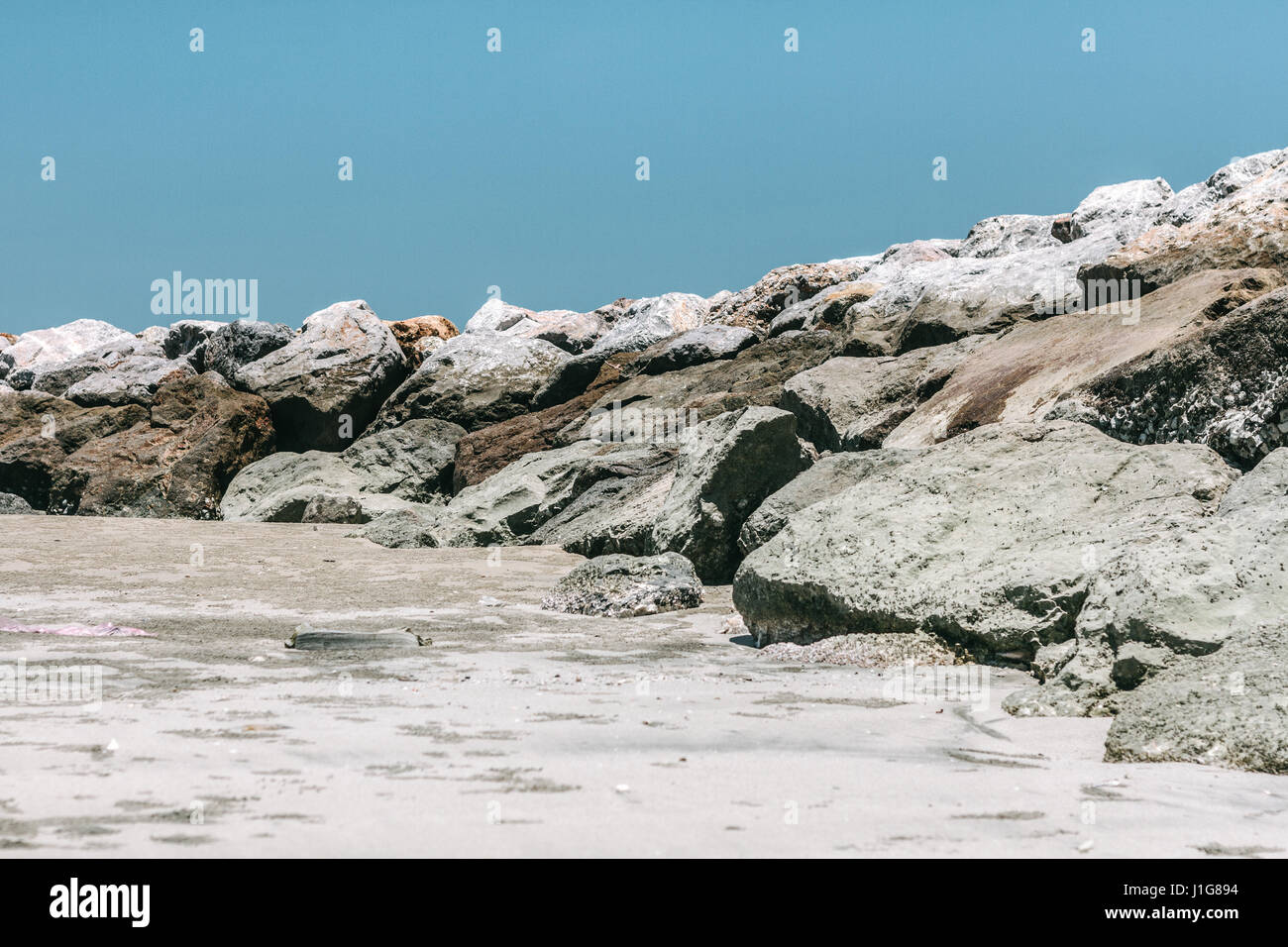 Una roccia sul litorale. Foto Stock