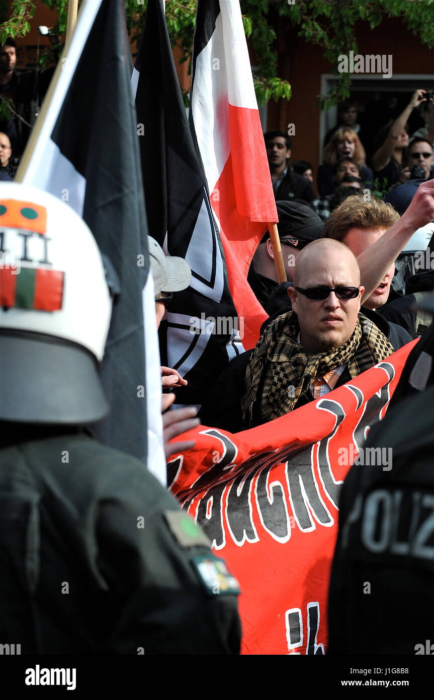 Neo nazisti marzo in Berlin-Prenzlauerberg per celebrare il giorno di maggio Foto Stock