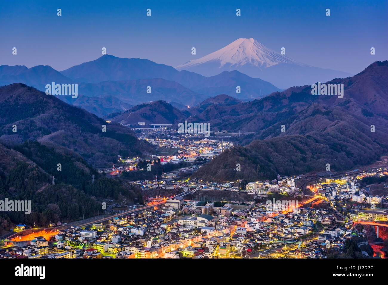 Otsuki, Giappone Skyline con Mt. Fuji. Foto Stock