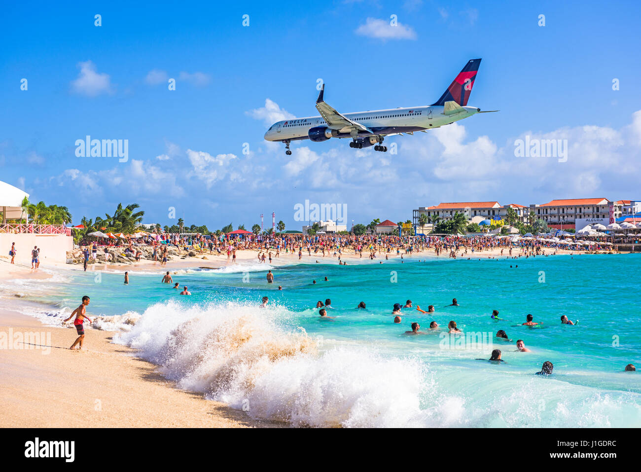PHILIPSBURG, Sint Maarten - 28 dicembre 2016: un aereo commerciale si avvicina Princess Juliana airport onlooking sopra gli spettatori. La pista di atterraggio corto dà Foto Stock