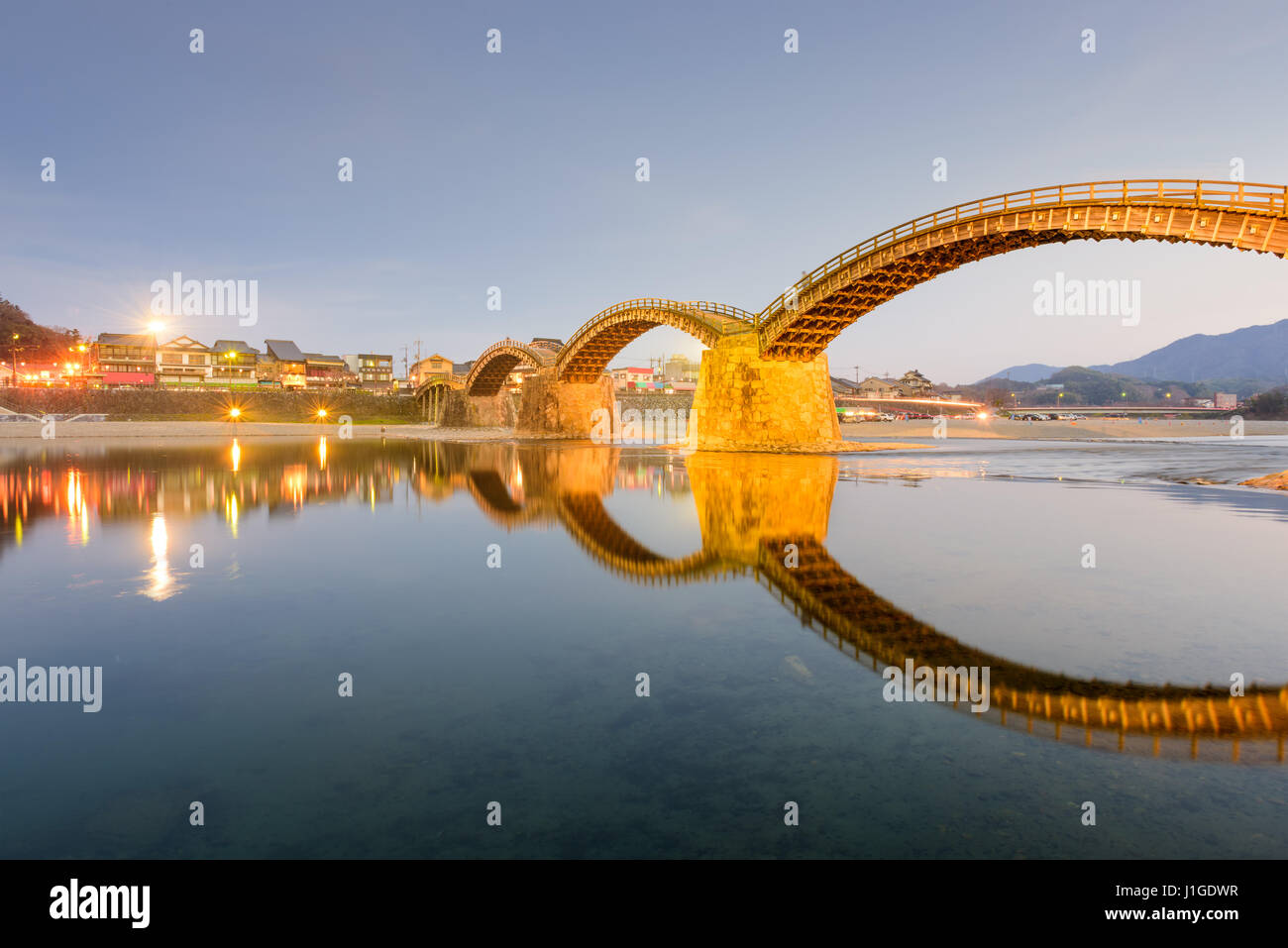 Iwakuni, Yamaguchi, Giappone a ponte Kintaikyo di notte. Foto Stock