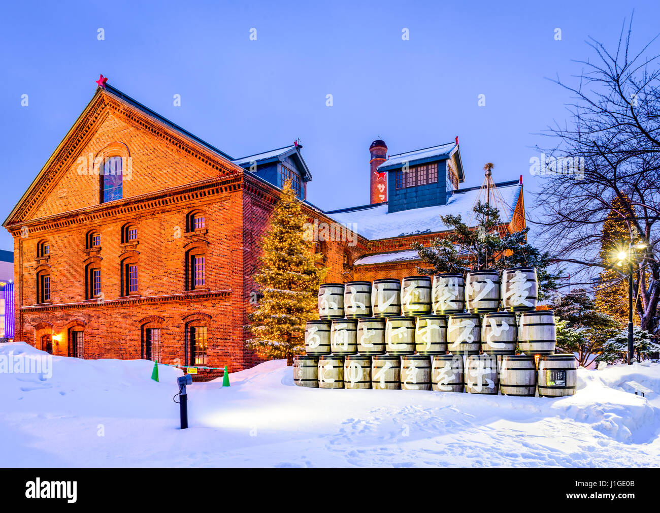 SAPPORO, Giappone - 17 febbraio 2017: birra Sapporo Museum di notte. La costruzione è stata aperta per la prima volta come Kaitakushi birreria nel 1876. Foto Stock