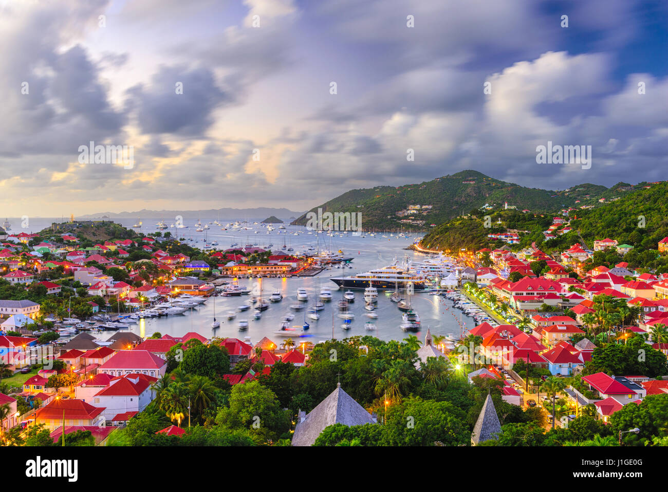 Saint Barthelemy skyline e porto in Indie ad ovest del Mar dei Caraibi. Foto Stock