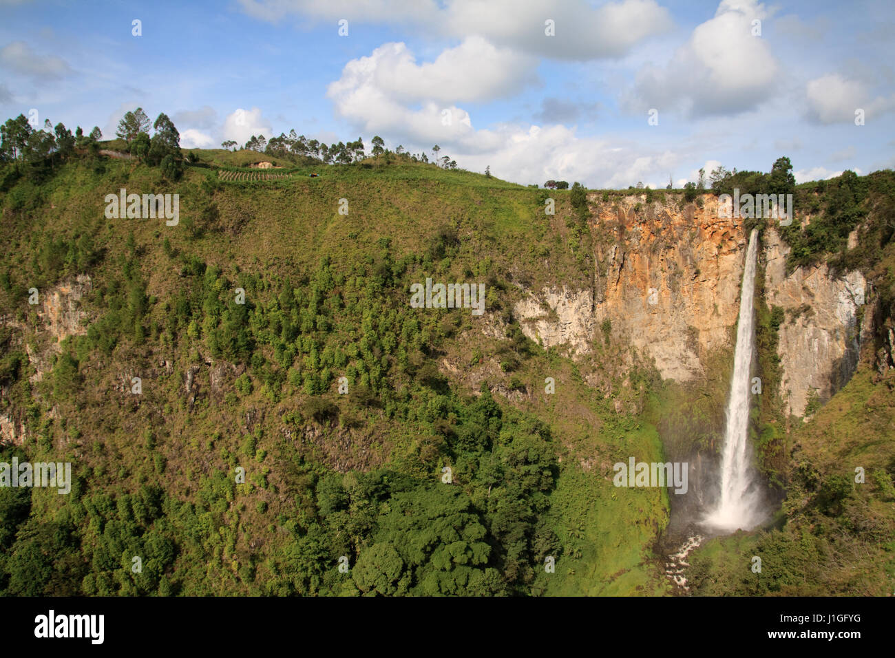 Cascate di Sipiso-piso con il paesaggio circostante in Indonesia una forza naturale con cui fare i conti! Foto Stock