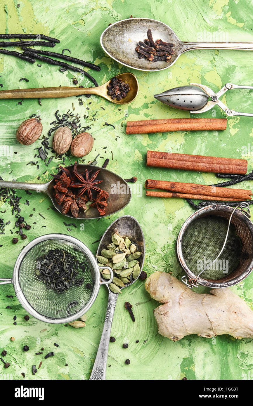 Lo zenzero, cannella e spezie per un tonificante per il masala tea Foto Stock