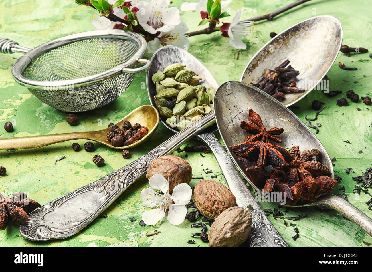Lo zenzero, cannella e spezie per un tonificante per il masala tea Foto Stock