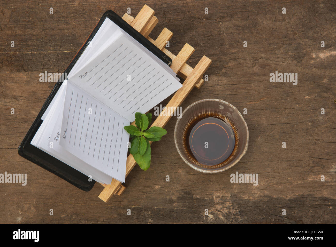 Orologio e alcool sul legno marrone tabella creativi concetto nuovo progetto Foto Stock