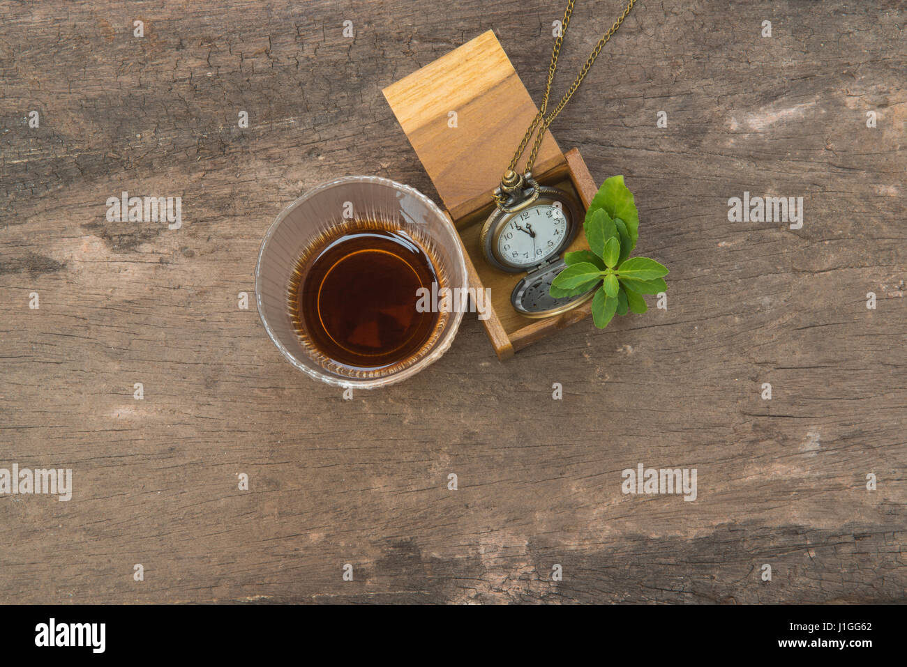 Orologio e alcool sul legno marrone tabella creativi concetto nuovo progetto Foto Stock