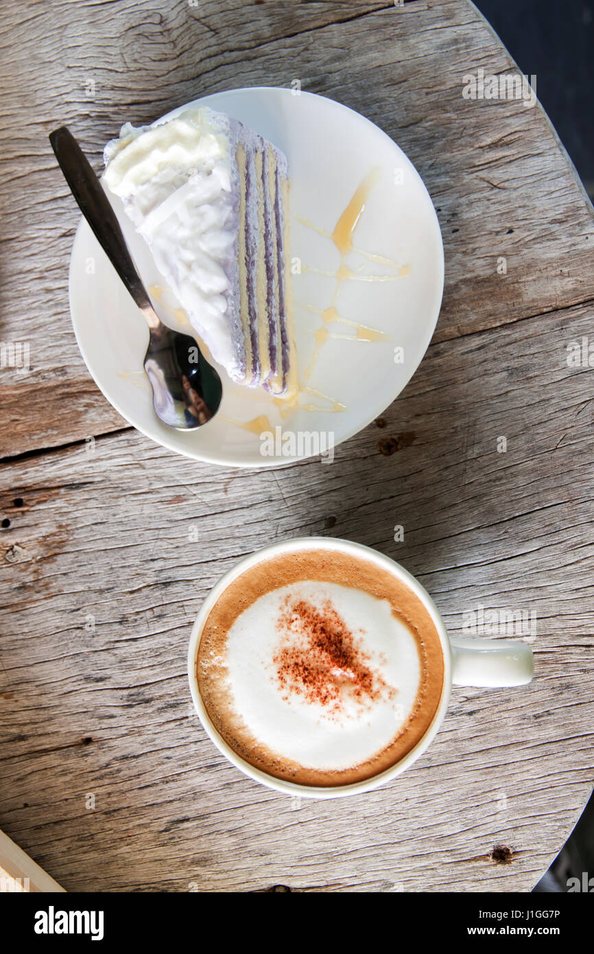 Pausa caffè taro torta e cappuccino e caffè sulla tavola di legno Foto Stock