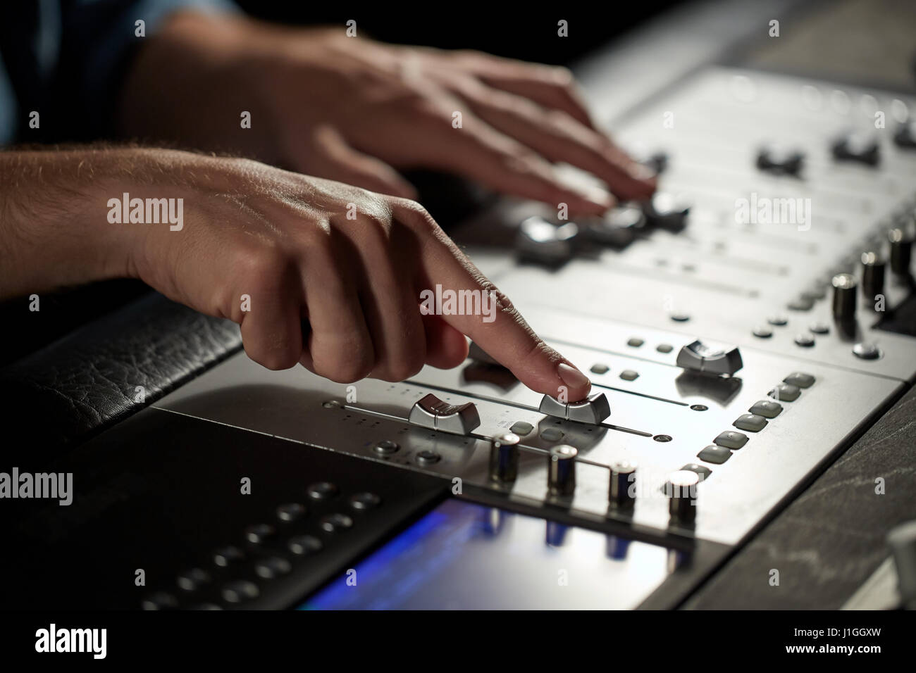 Mani sulla console di miscelazione in music studio di registrazione Foto Stock