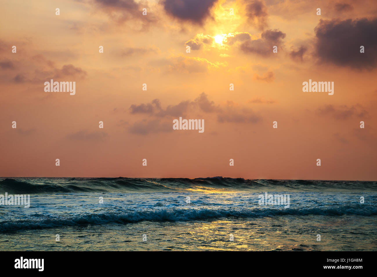 Tramonto sulle acque dell'Oceano Indiano. Magnifici paesaggi marini. Foto Stock