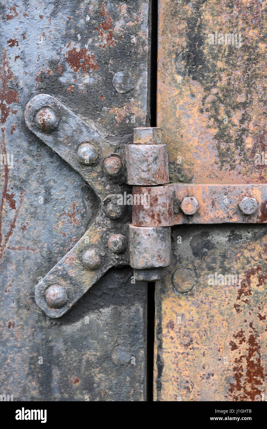 Vista dettagliata del vecchio metallo arrugginito sfondo con porta chiusa Foto Stock