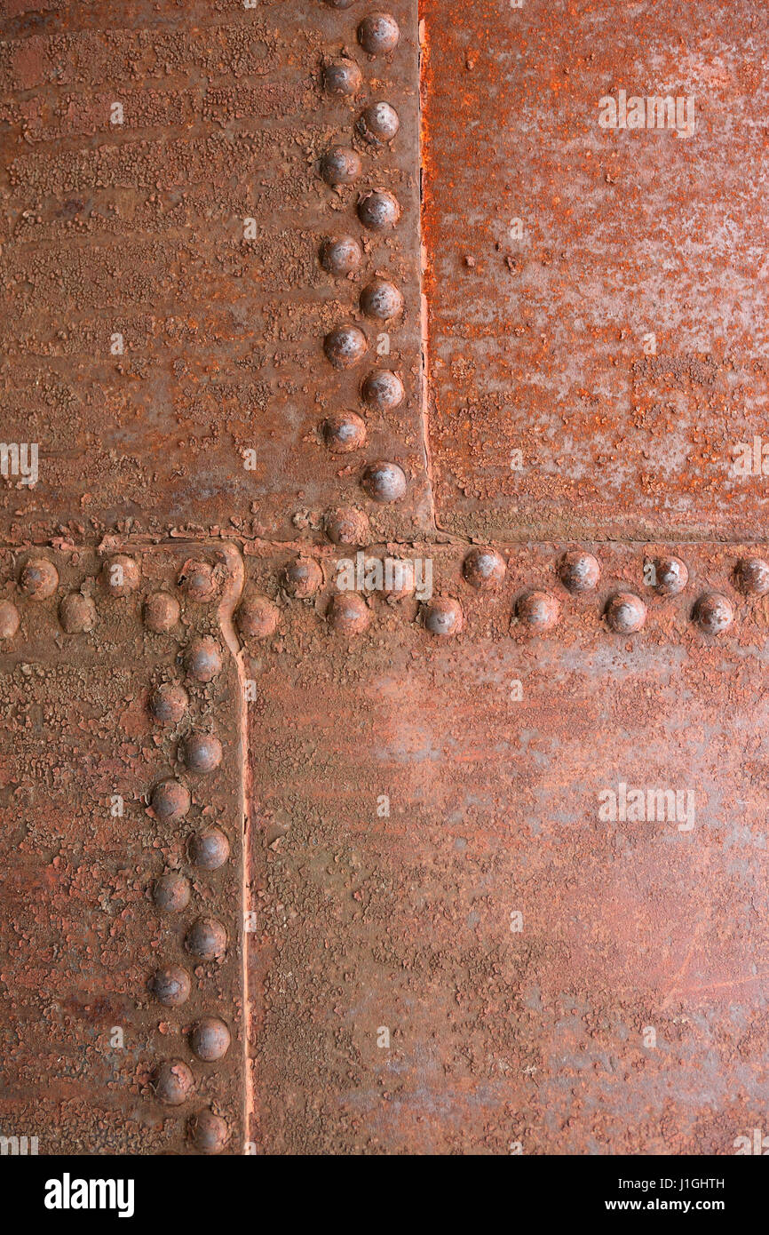 Vista dettagliata del vecchio metallo arrugginito sfondo con rivetti Foto Stock