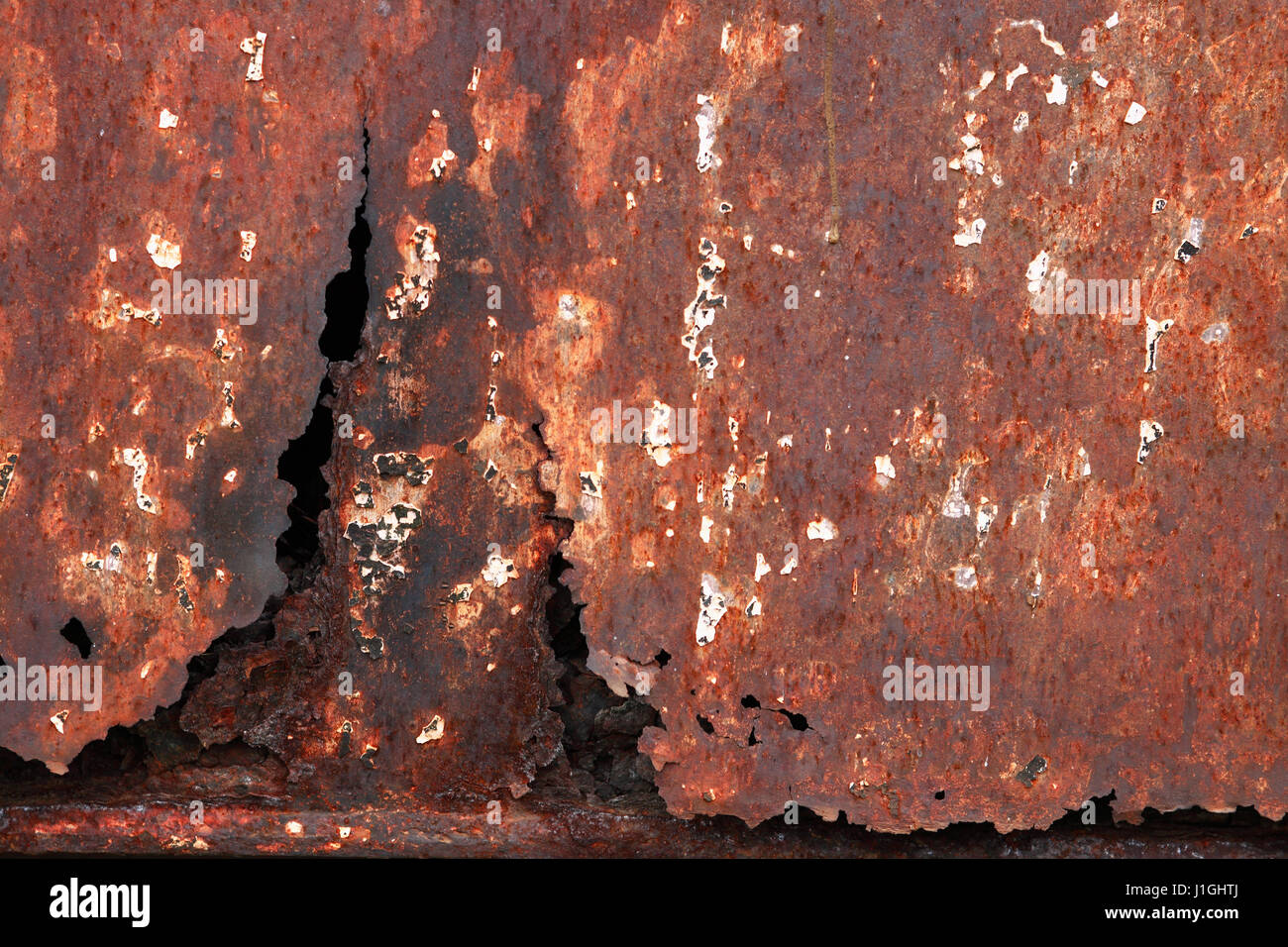 Vista dettagliata del vecchio metallo arrugginito sfondo con il crack Foto Stock