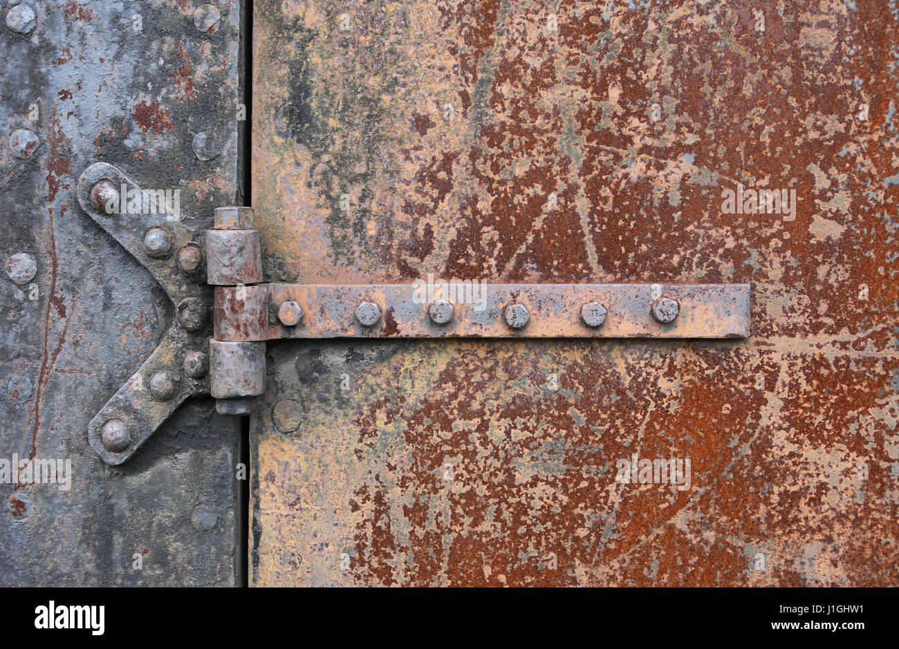 Vista dettagliata del vecchio metallo arrugginito sfondo con lo sportello chiuso e cerniera di grandi dimensioni Foto Stock