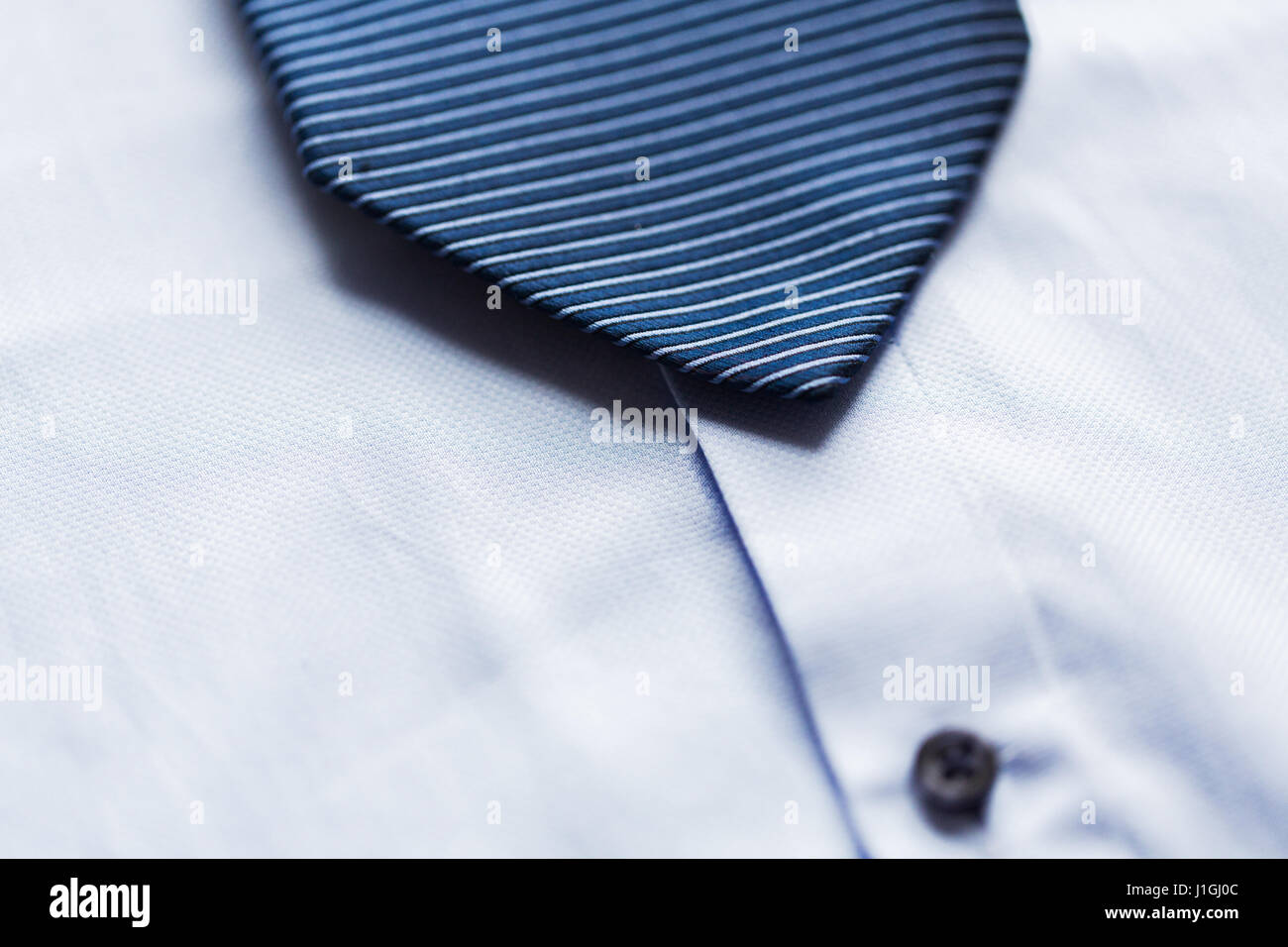 Close up della maglietta blu e cravatta modellato Foto Stock