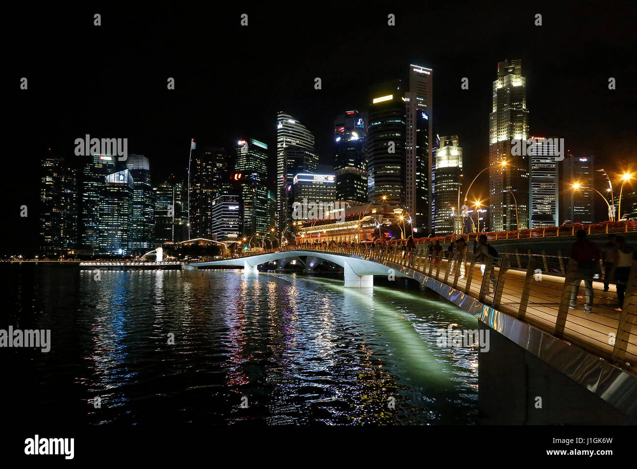 Esplanade Bridge, Singapore di notte. Foto Stock