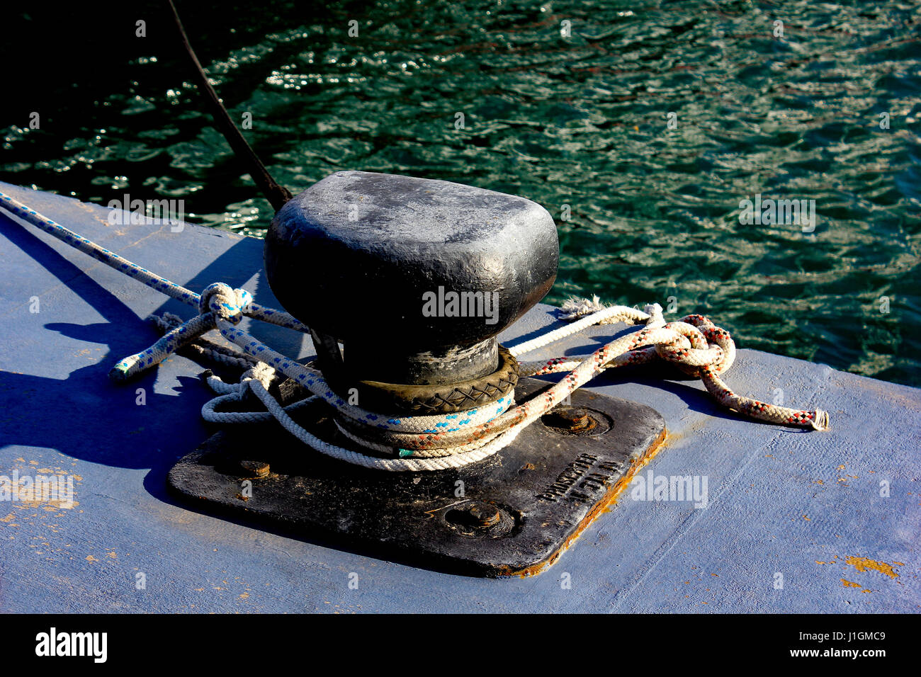 Corda legata intorno Bollard Foto Stock