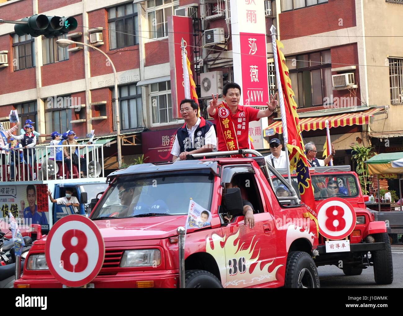 KAOHSIUNG, Taiwan -- Novembre 27, 2014: consiglio di città candidate Zeng Jun Jie sfila per le strade in corsa per le elezioni locali. Foto Stock
