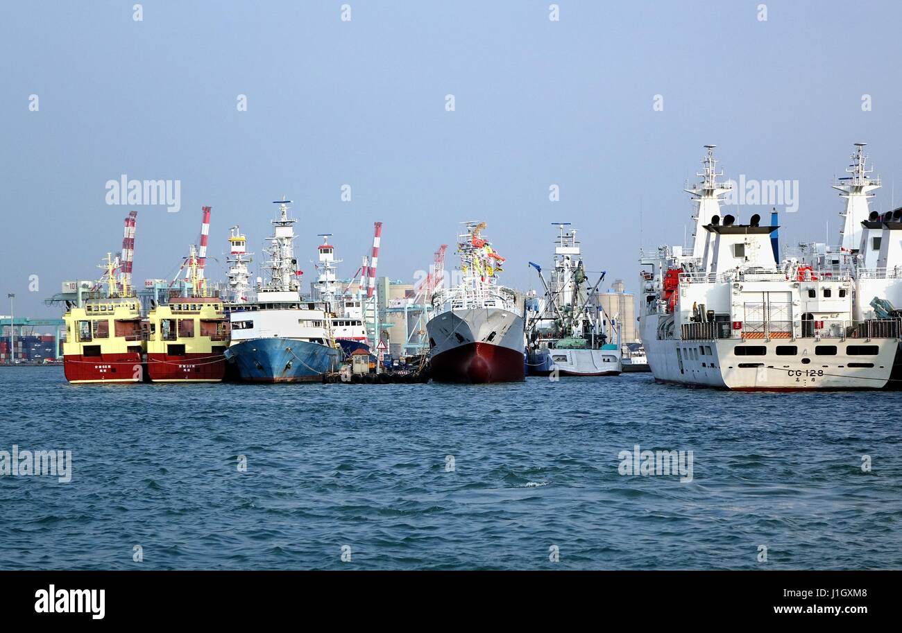 KAOHSIUNG, Taiwan -- 11 ottobre 2014: vista di un cantiere Locale al Porto di Kaohsiung dove le piccole e medie navi sono in costruzione. Foto Stock