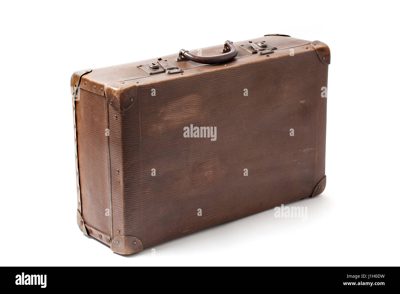 Chiuso obsoleta antiquata e utilizzate la valigia si erge isolato su sfondo bianco. Foto Stock