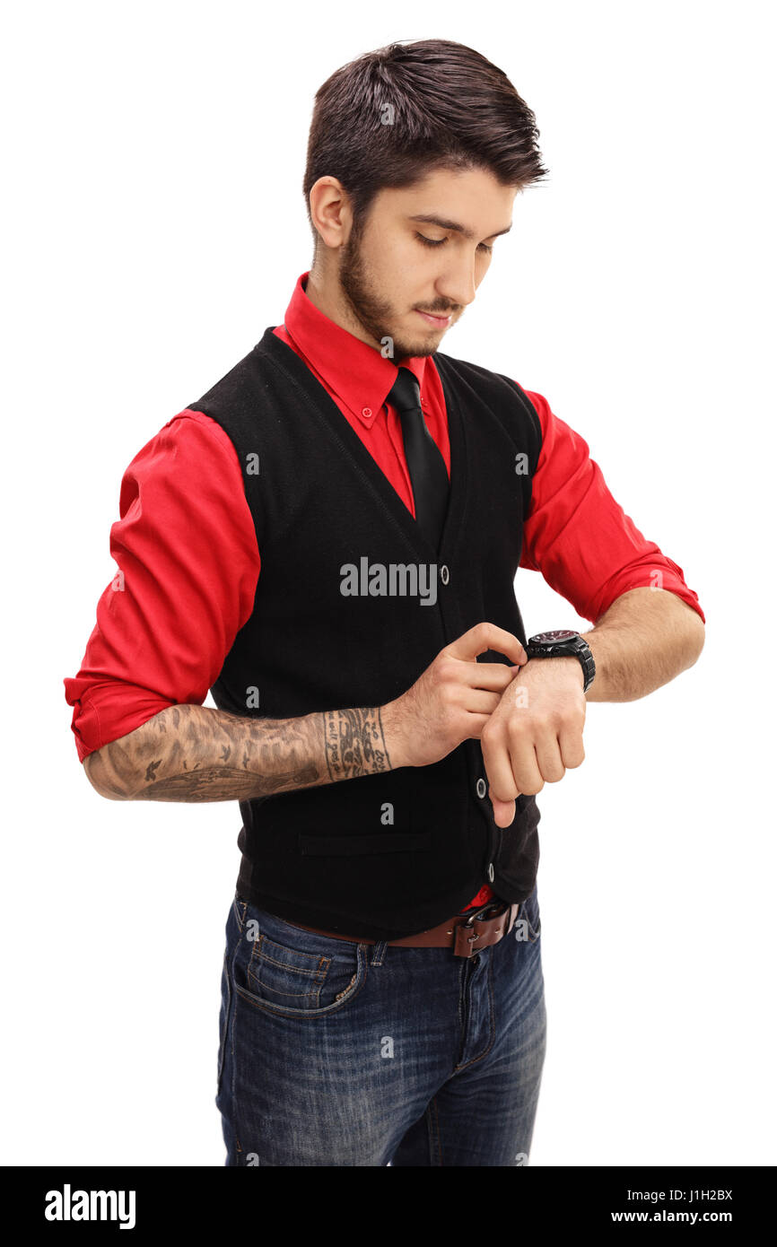 Tatuato uomo impostando il suo orologio isolato su sfondo bianco Foto Stock