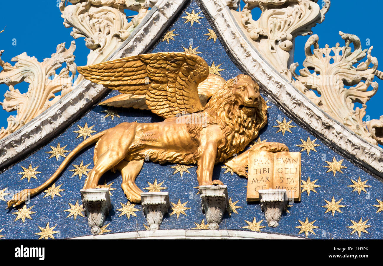 Primo piano della statua del leone alato di Venezia sul tetto della Basilica di San Marco, Venezia Foto Stock