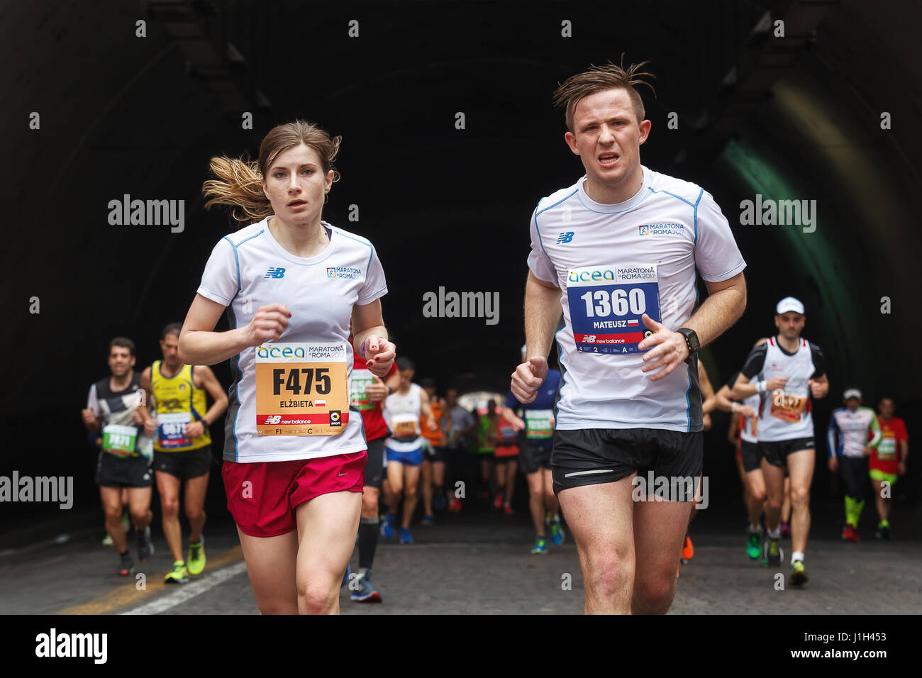 Roma, Italia - 2 Aprile, 2017: atleti del XXIII Maratona di Roma per il passaggio della Galleria Umberto I, a pochi chilometri dal traguardo. Foto Stock