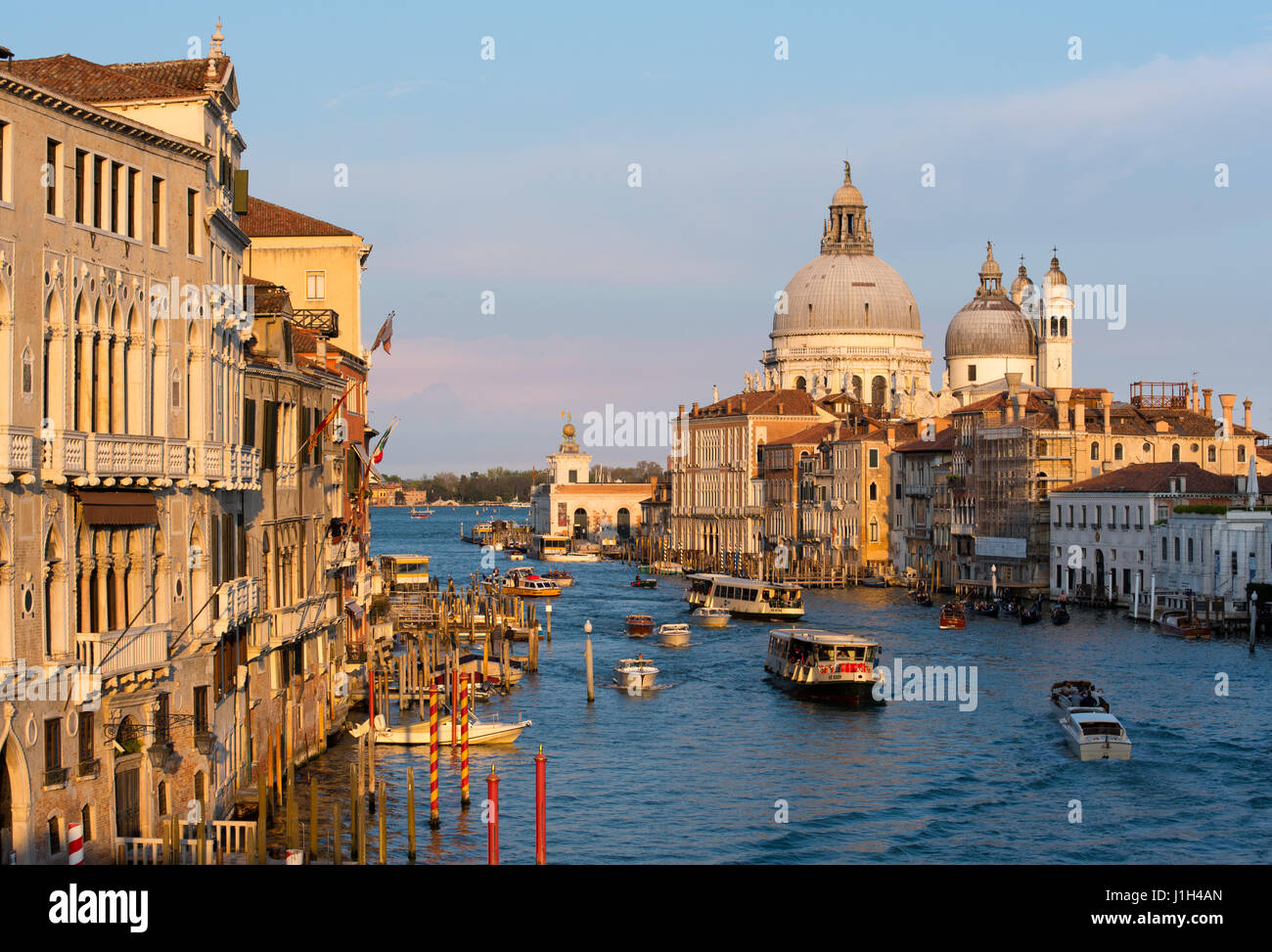 Sul Canal Grande a Venezia in serata sole preso dal Ponte dell'Accademia bridge Foto Stock